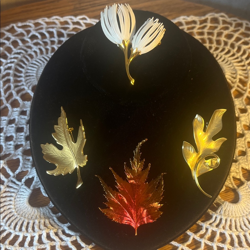 Lots of 4 vintage leaf brooches